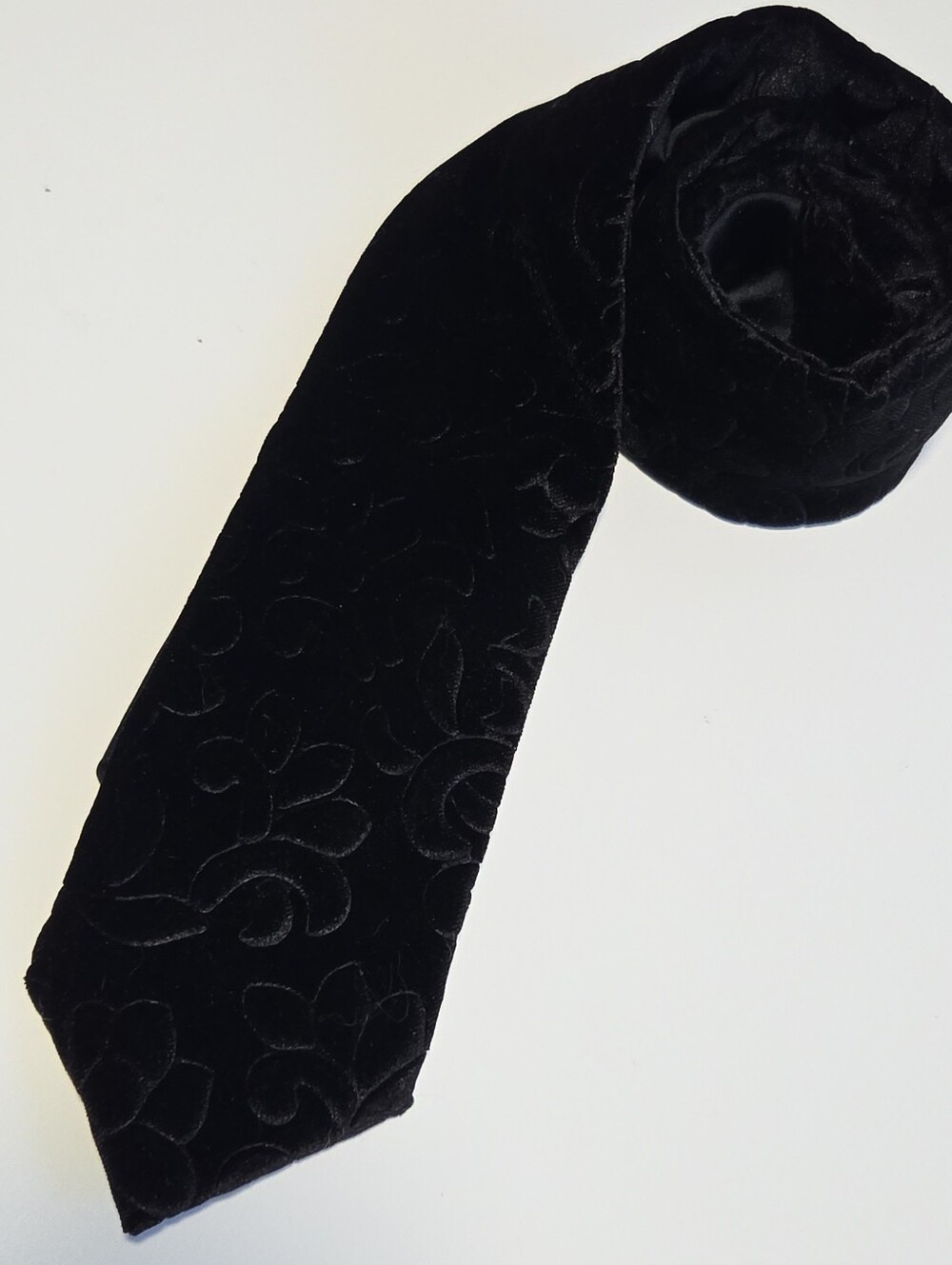 Roundtree & Yorke Black Embossed Velvet Damask Floral Necktie
